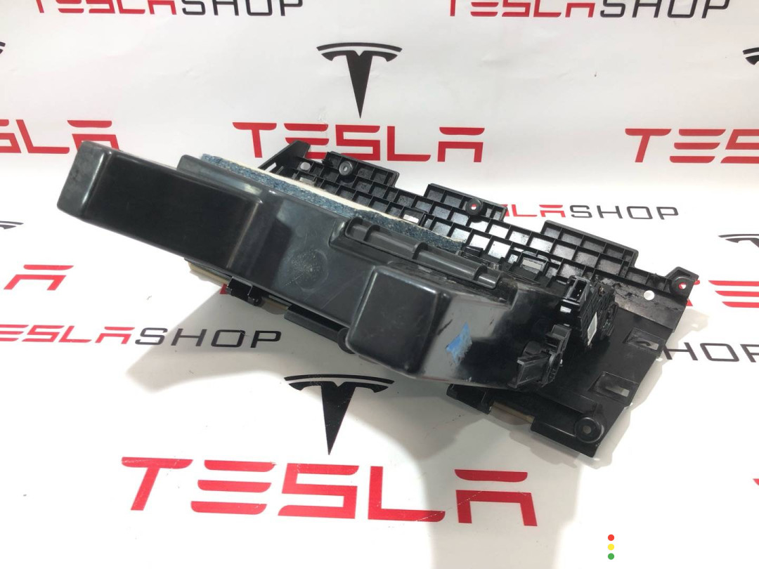 1009475-00-B, 1003327-10-K Бардачок Tesla Model S 2015г. - фото №4
