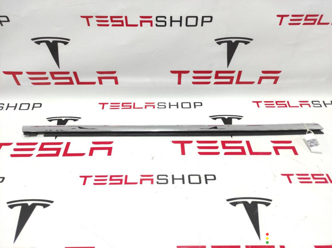 109592100C молдинг двери задней правой Tesla Model S 2012г. - фото №1