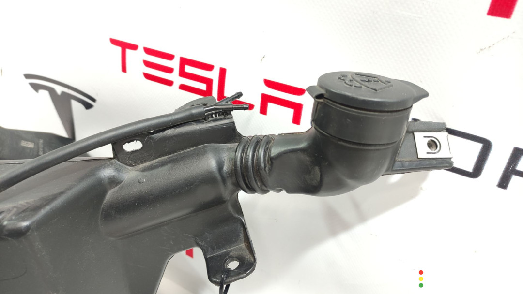1005454-00-A, 1096062-00-D, 1139548-00-A бачок омывателя Tesla Model 3 2019г. - фото №4