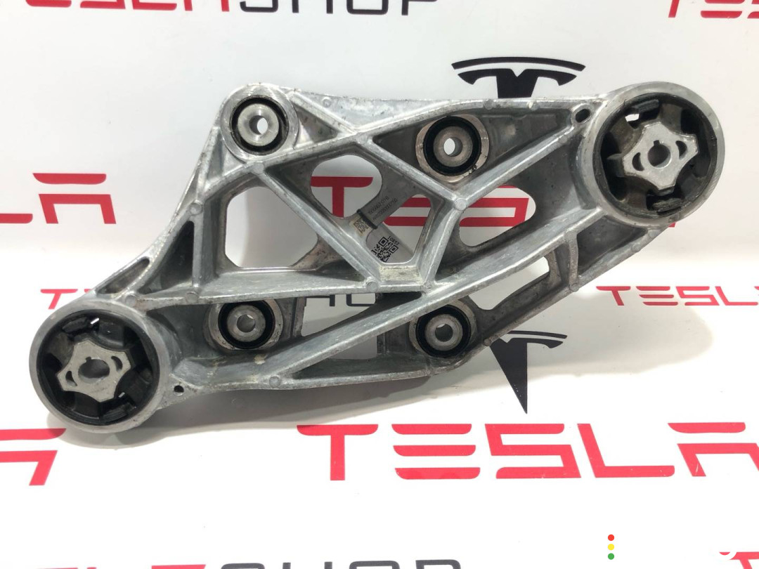 1566880-01-B, 1566882-01-B кронштейн двигателя передний Tesla Model X рест 2022г. - фото №2