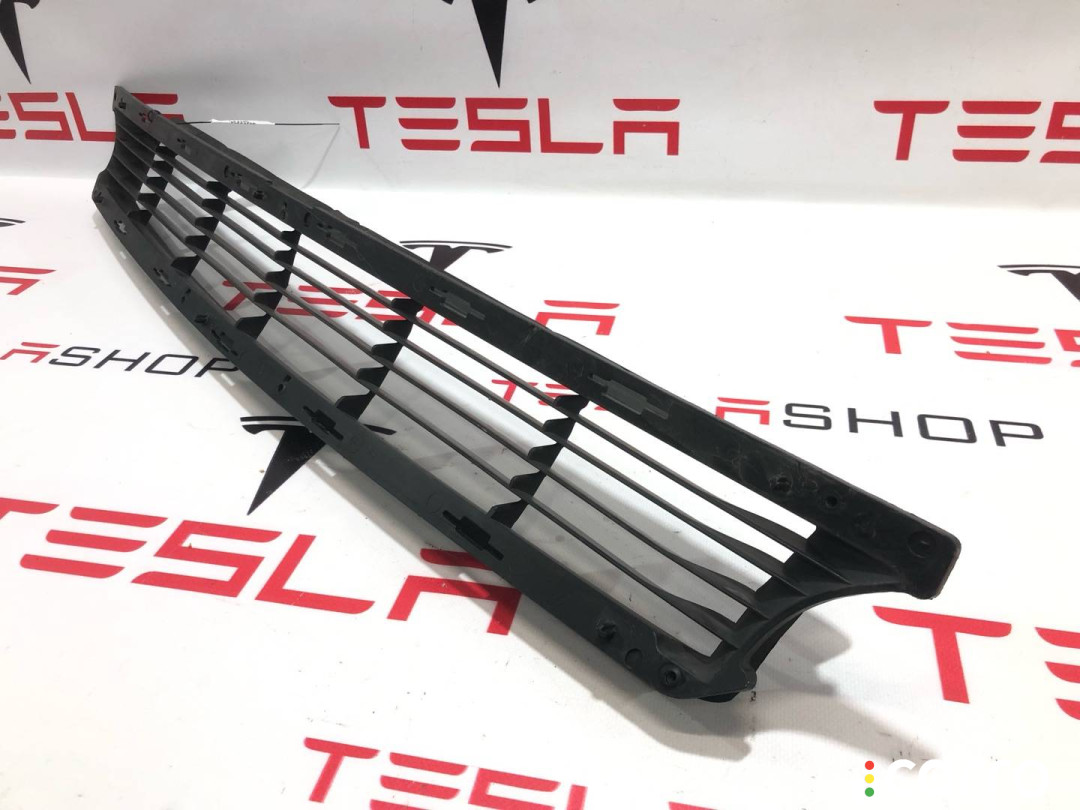 1047734-00-F Заглушка (решетка) в бампер нижняя Tesla Model X 2019г. - фото №1