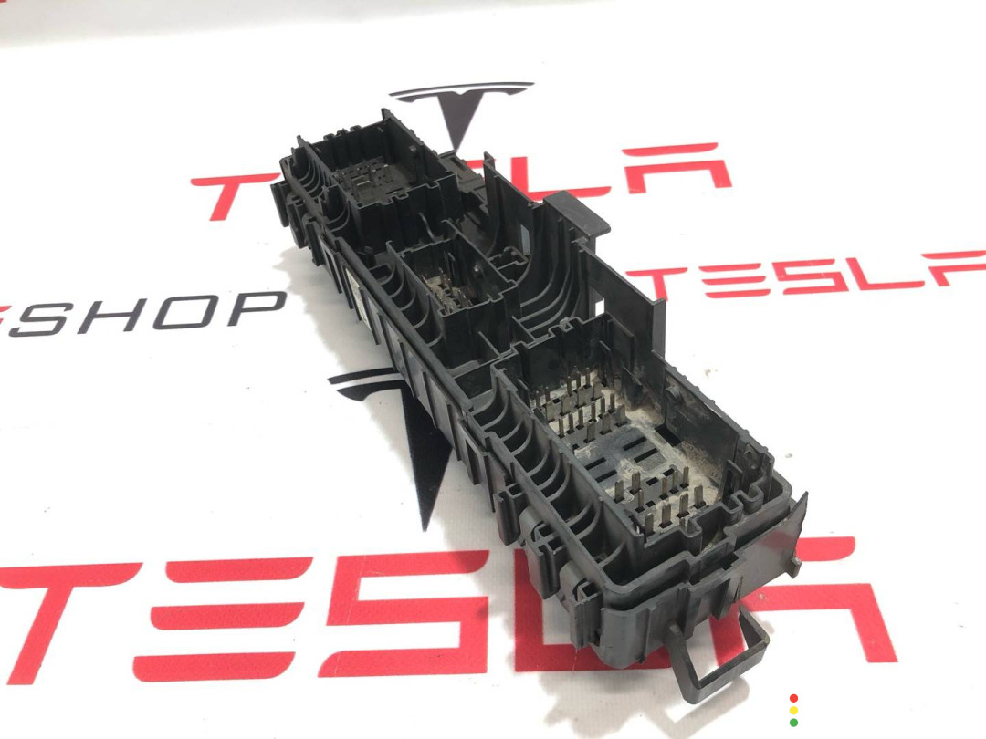 1094405-02-D Блок предохранителей передний Tesla Model X 2019г. - фото №2