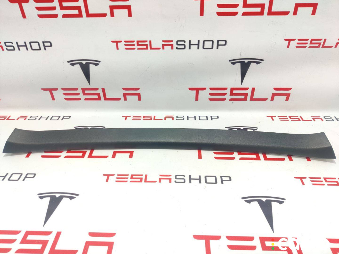 1009236-00-H, 1009255-00-G Накладка крышки багажника Tesla Model S 2019г. - фото №1