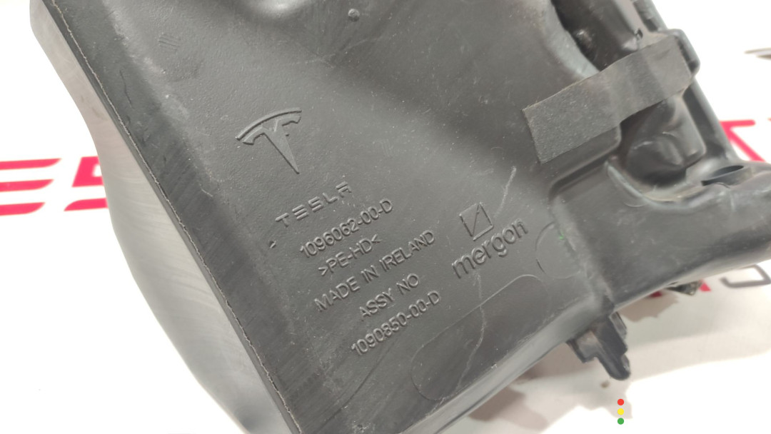 1096062-00-F, 1139548-00-A, 1015486-01-C бачок омывателя передний Tesla Model 3 2019г. - фото №4