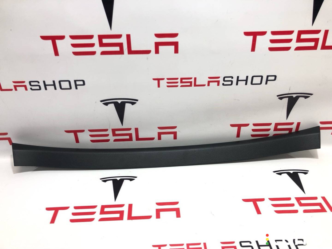 1009236-00-H, 1009255-00-G Накладка крышки багажника Tesla Model S 2019г. - фото №1