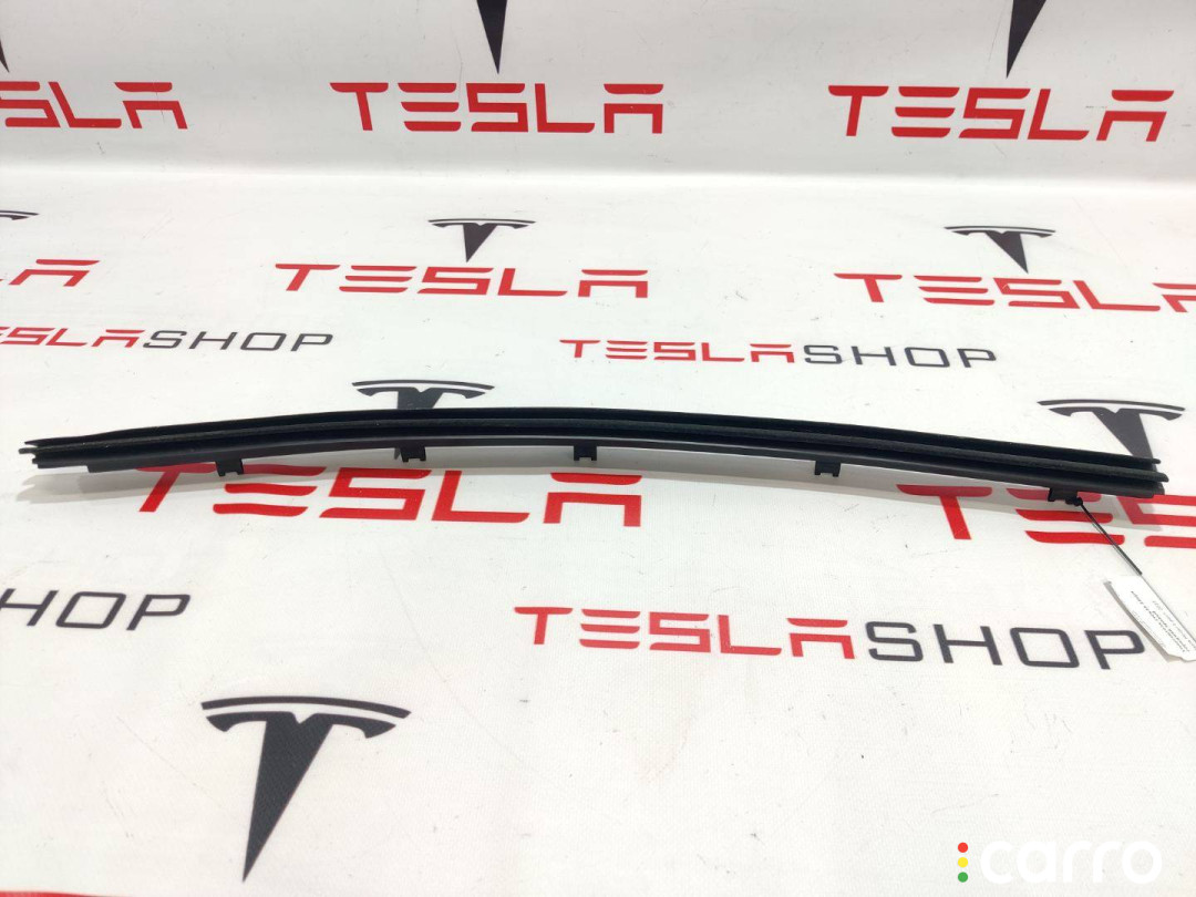 1038406-00-A уплотнитель передний правый Tesla Model S 2019г. - фото №1