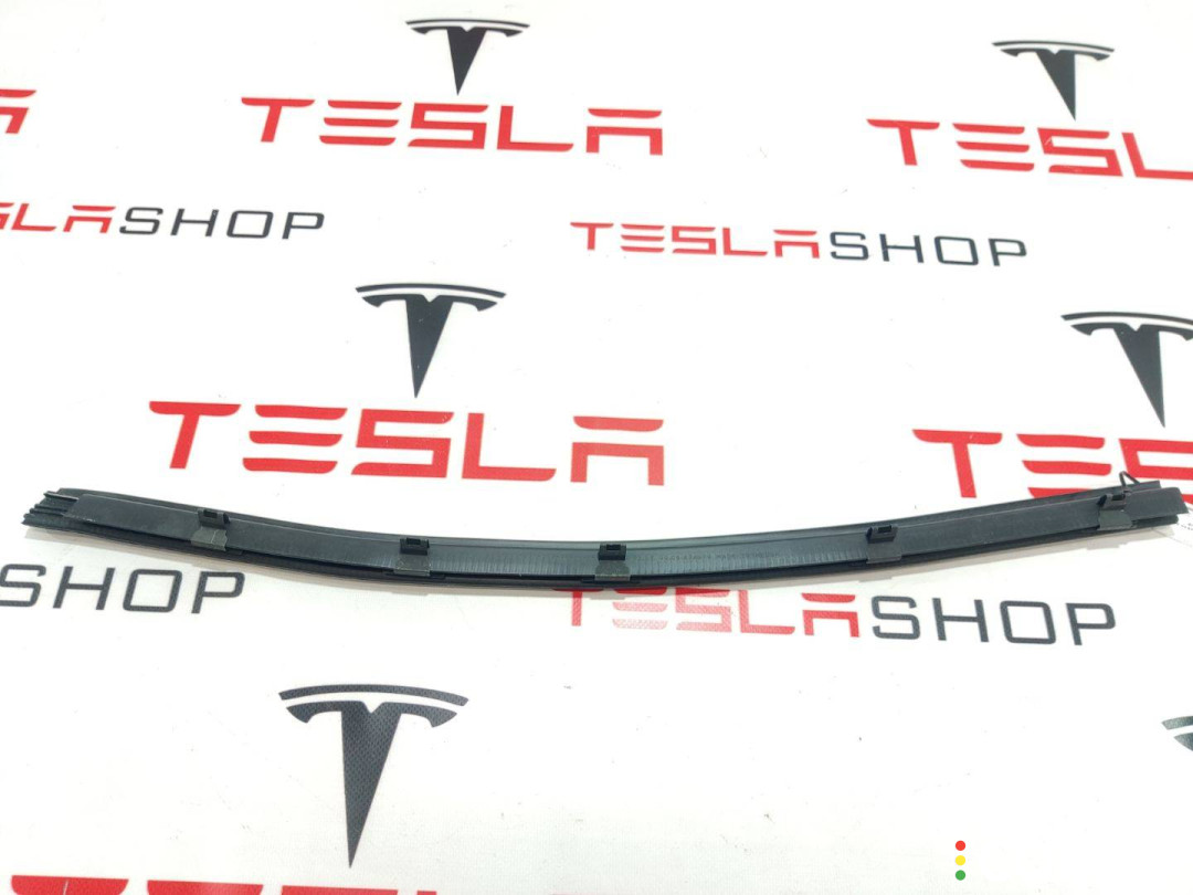 1038406-00-A уплотнитель передний правый Tesla Model S 2019г. - фото №2