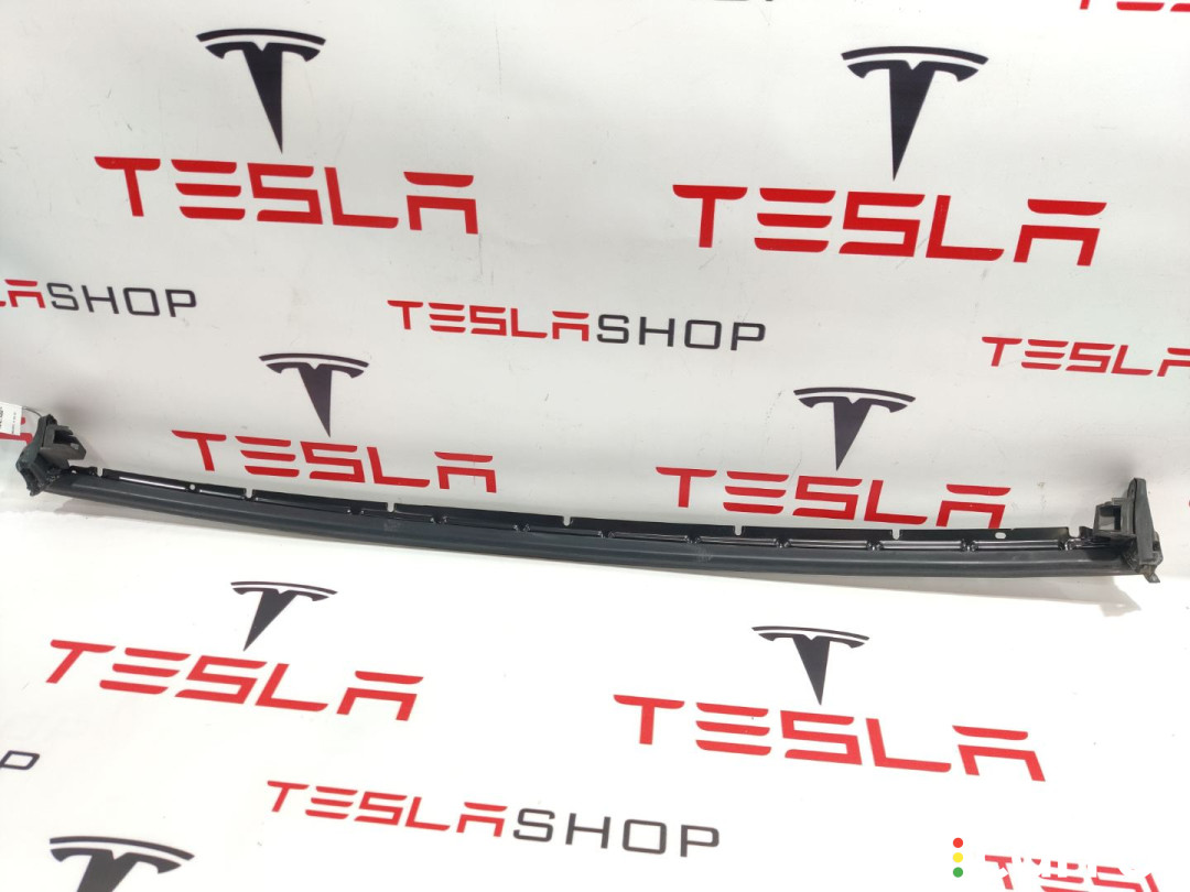 1072079-90-D, 1073246-90-B, 1073246-S0-B уплотнитель задний левый Tesla Model X 2016г. - фото №1