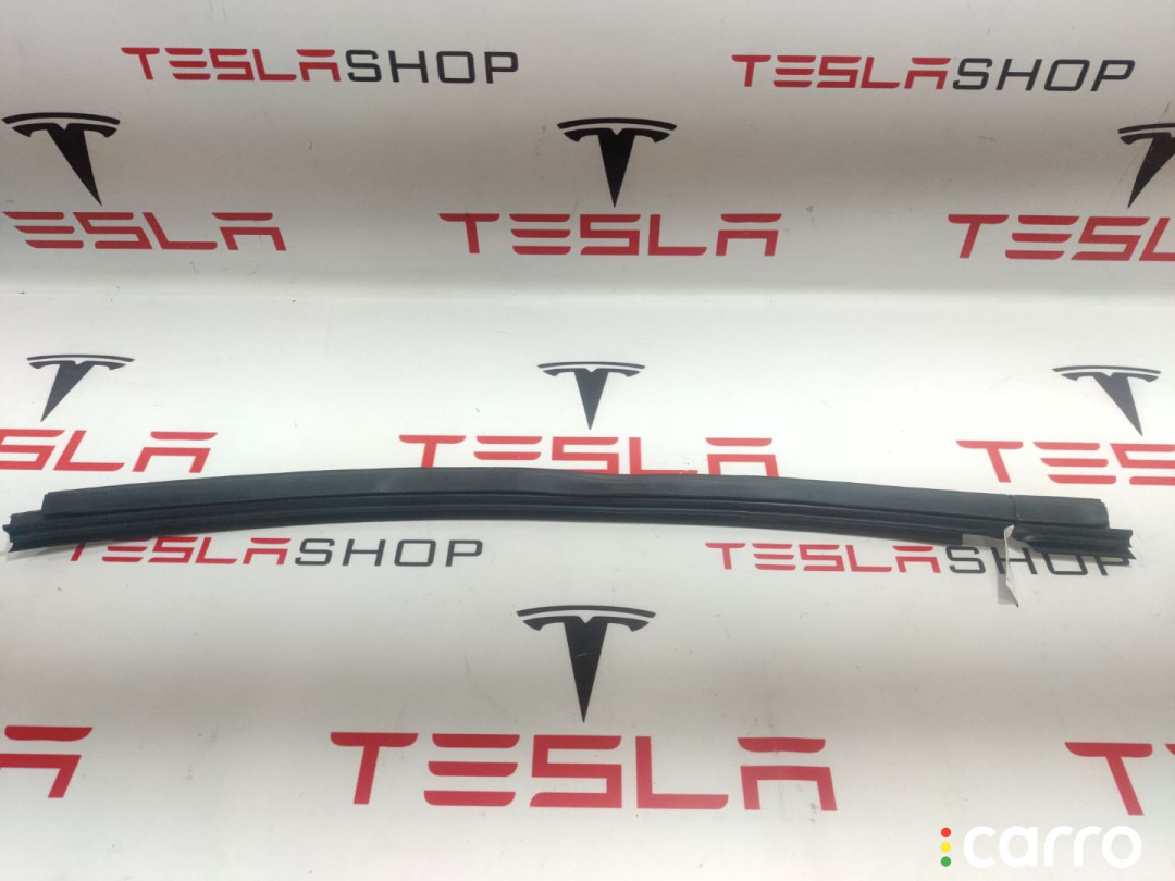 1032179-00-C, 1483693-00-A уплотнитель задний левый Tesla Model X 2016г. - фото №1