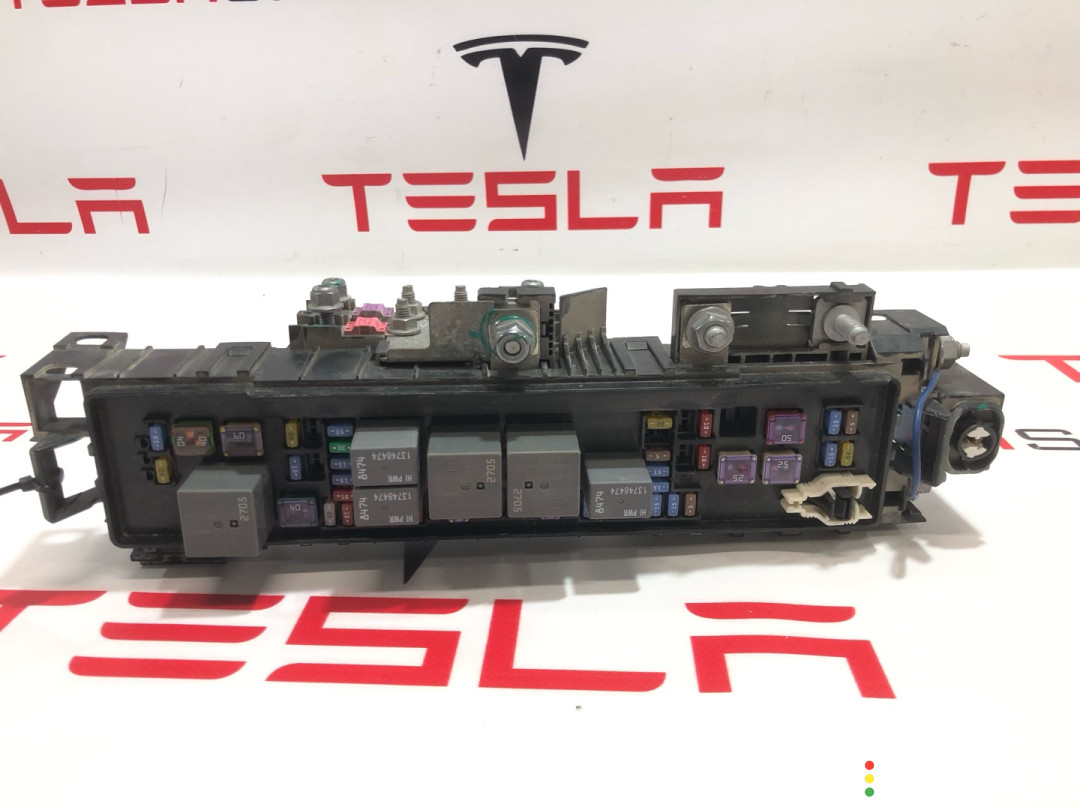 1034405-02-E Блок предохранителей передний Tesla Model X 2016г. - фото №2