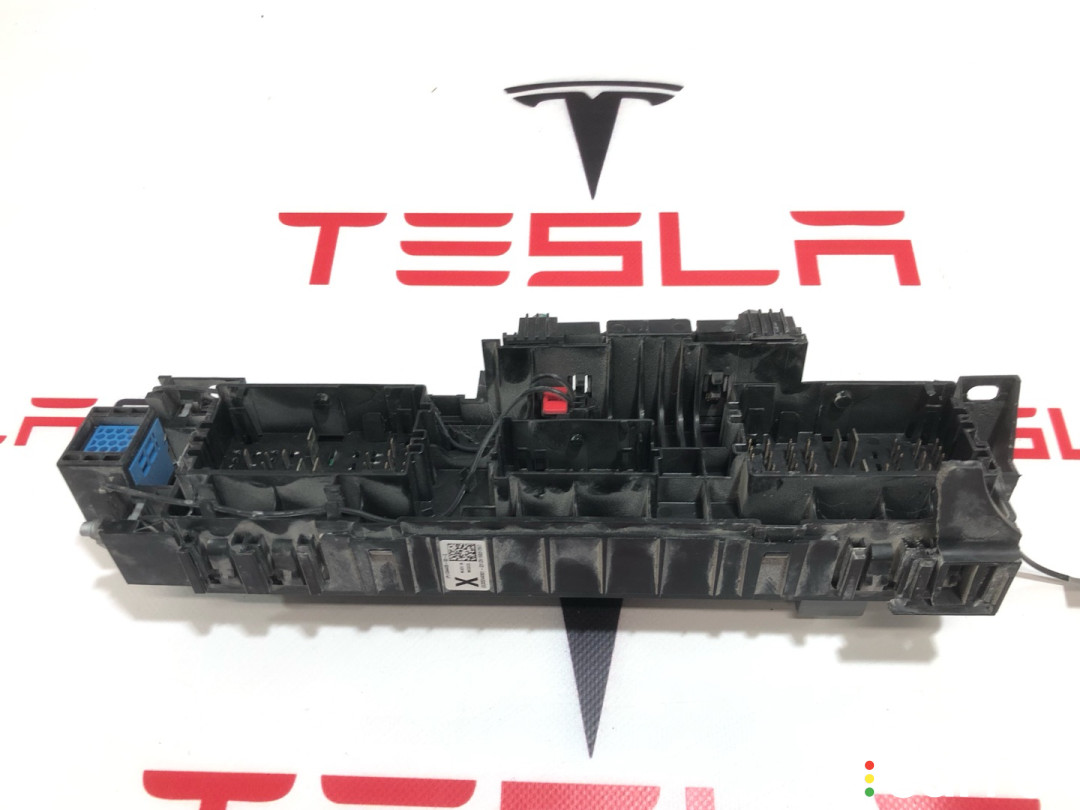 1034405-02-E Блок предохранителей передний Tesla Model X 2016г. - фото №4