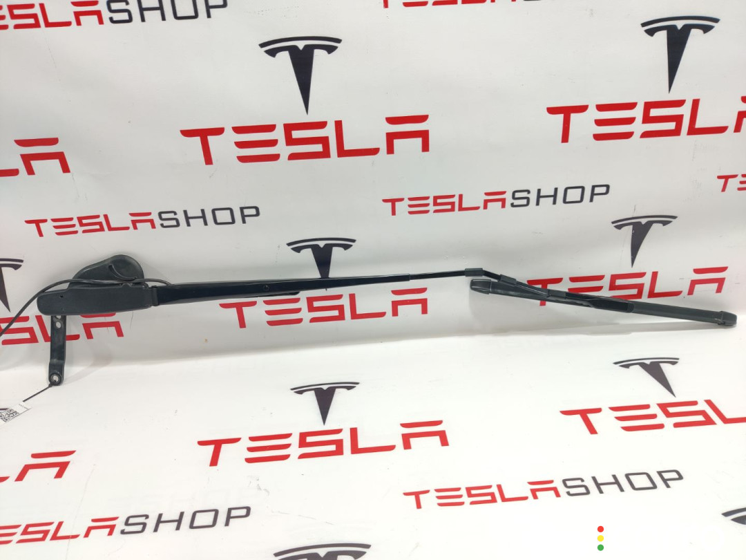 1046670-00-B щеткодержатель (поводок стеклоочистителя, дворник) правый Tesla Model X 2016г. - фото №1