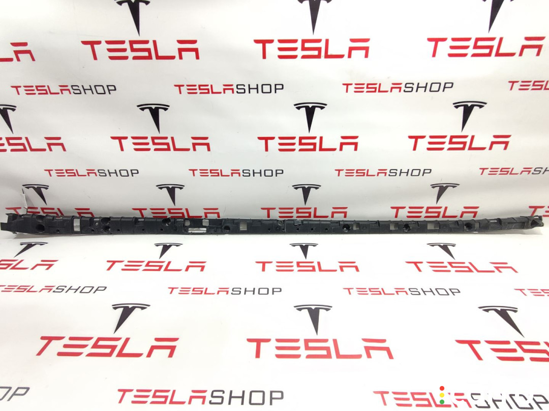 1046691-00-B Кронштейн накладки на порог Tesla Model X 2016г. - фото №1