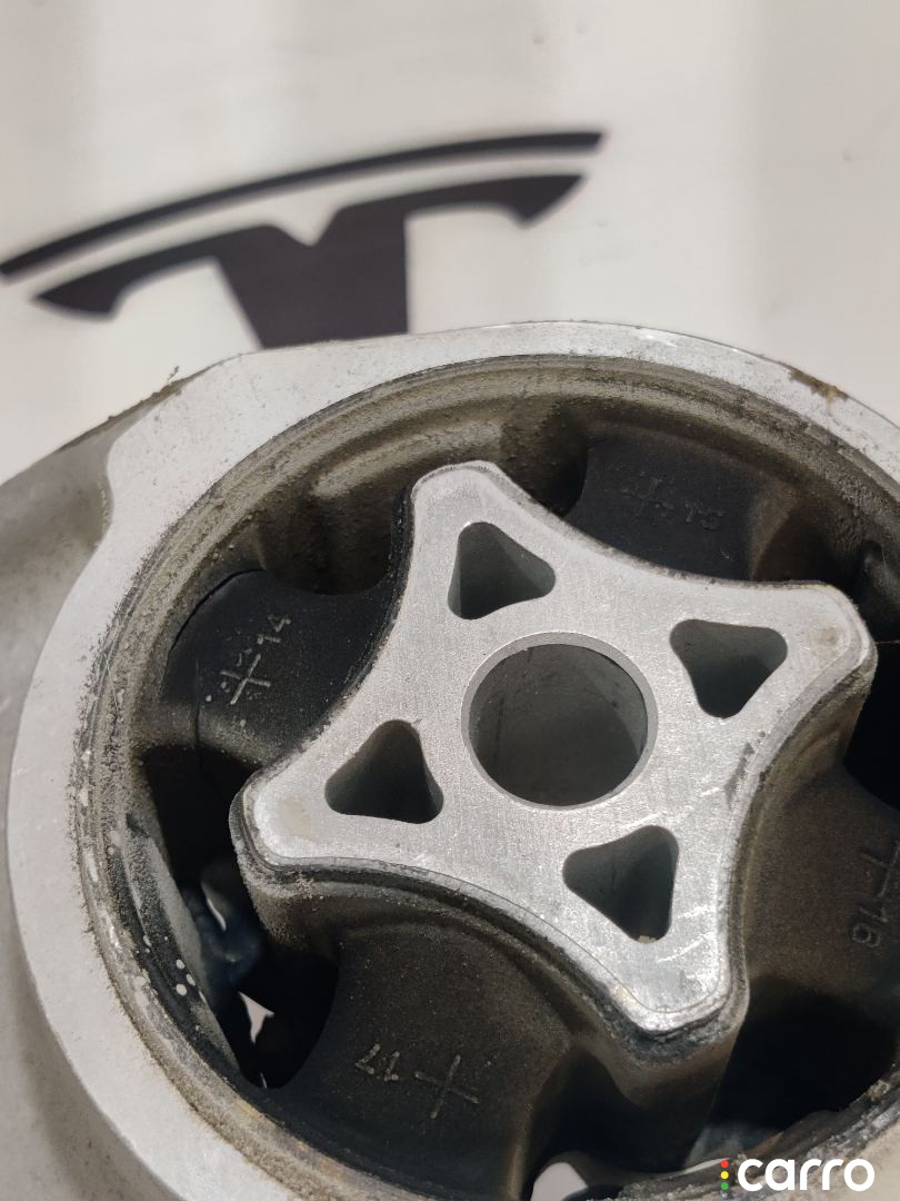 1052783-00-C, 1066608-01-C кронштейн двигателя передний правый Tesla Model X 2016г. - фото №4