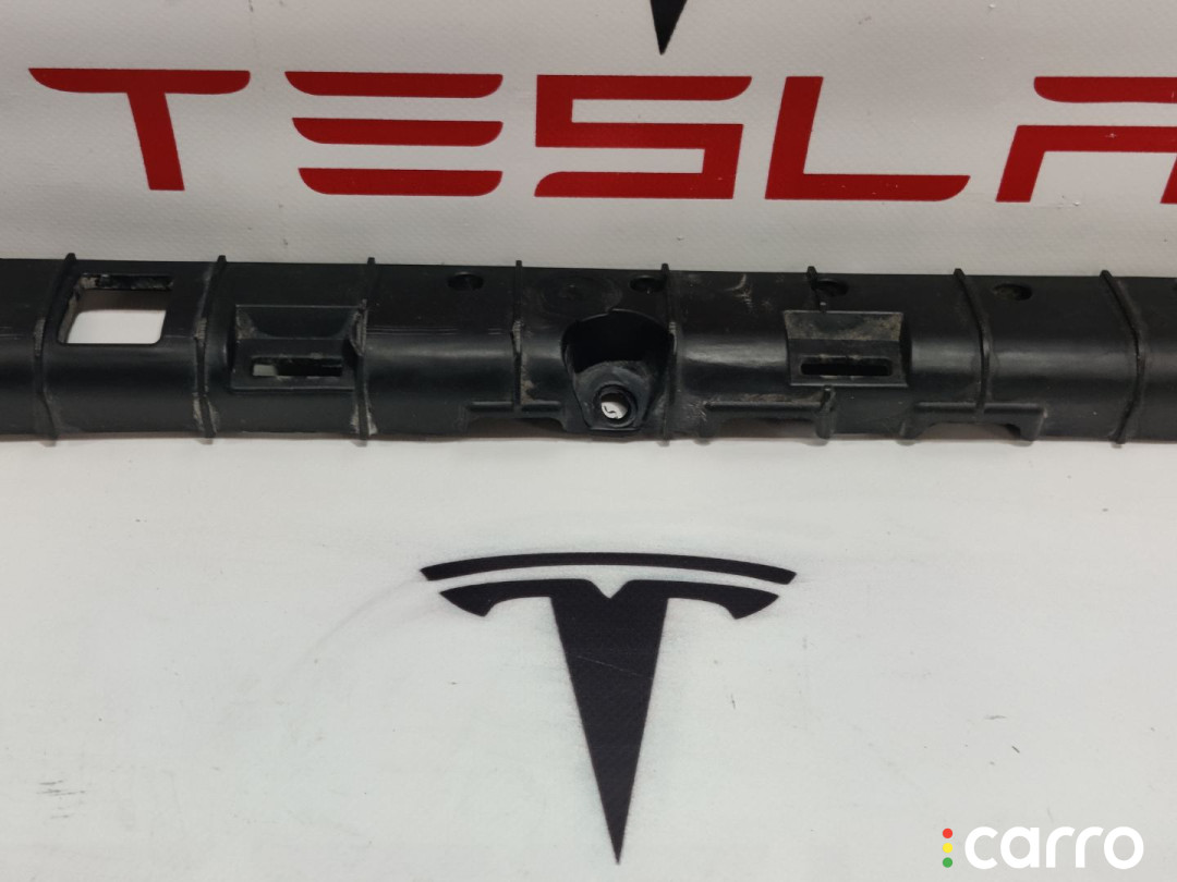 1046690-00-B Кронштейн накладки на порог левый Tesla Model X 2016г. - фото №1