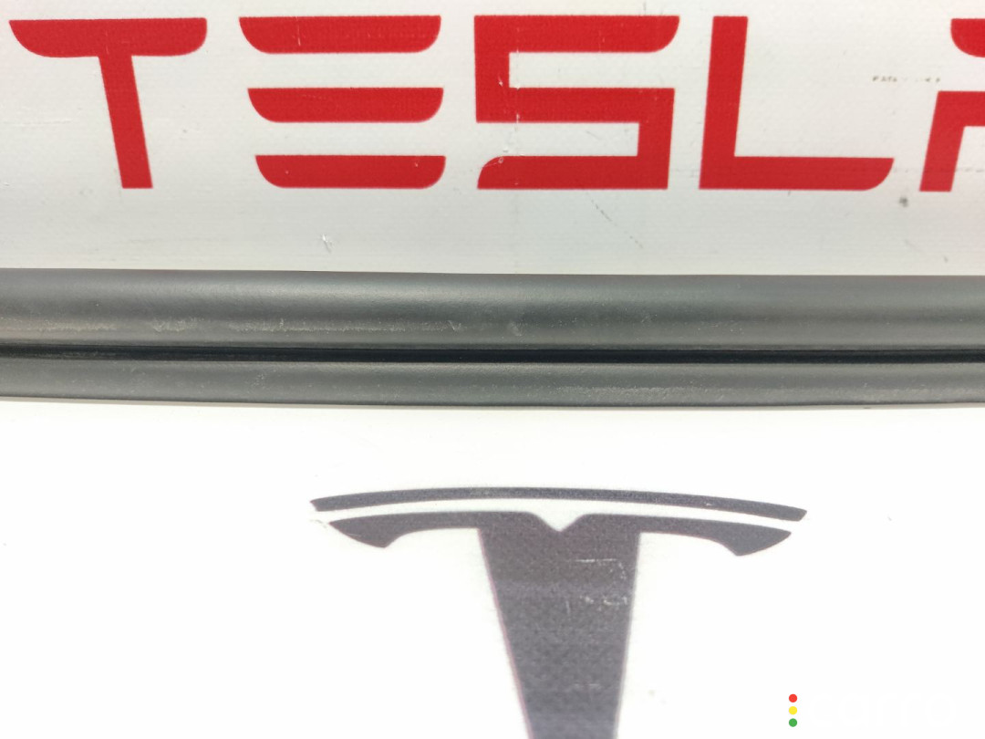 1459233-00-D, 1033038-00-B уплотнитель багажника Tesla Model X 2016г. - фото №3