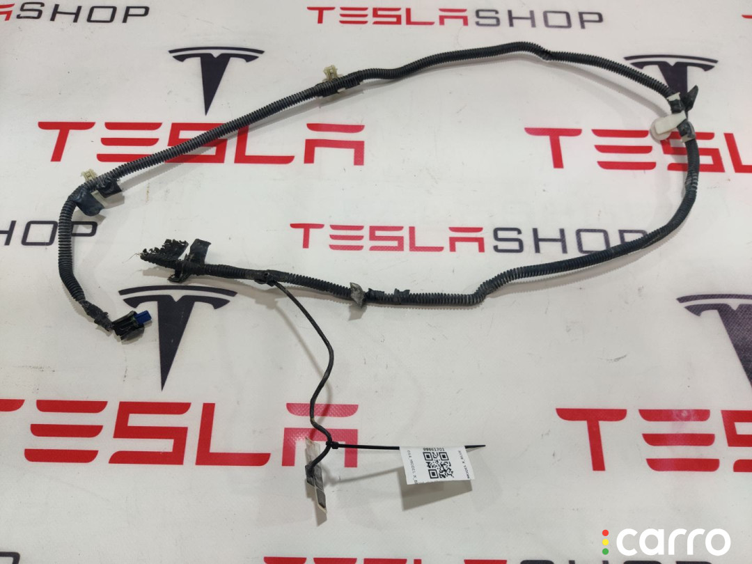 1072447-82-A, 1036885-00-E, 1058358-03-C, 1047251-00-F антенна Tesla Model X 2016г. - фото №1