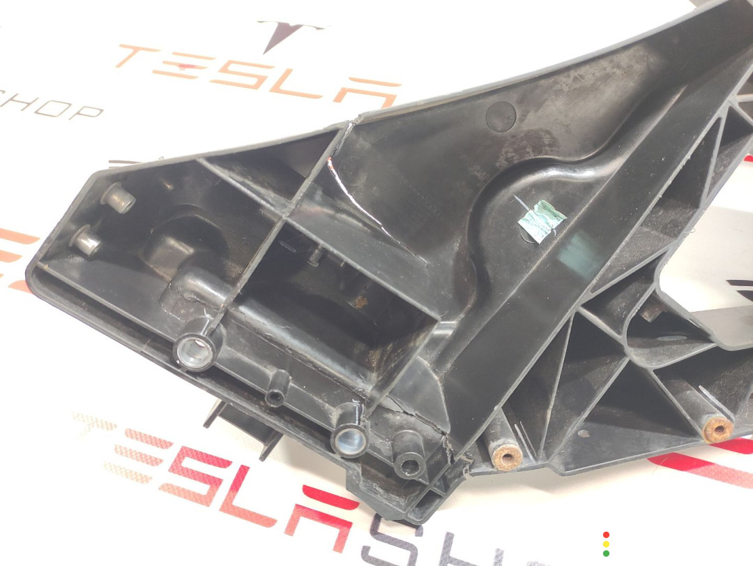 1043612-00-F крепление фары (кронштейн фары) правой Tesla Model X - фото №6