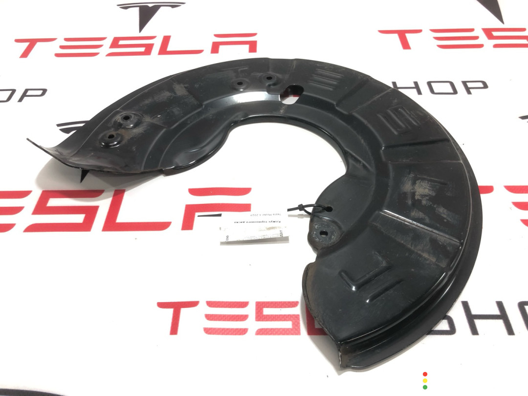 1027662-01-B Кожух тормозного диска Tesla Model X 2019г. - фото №1