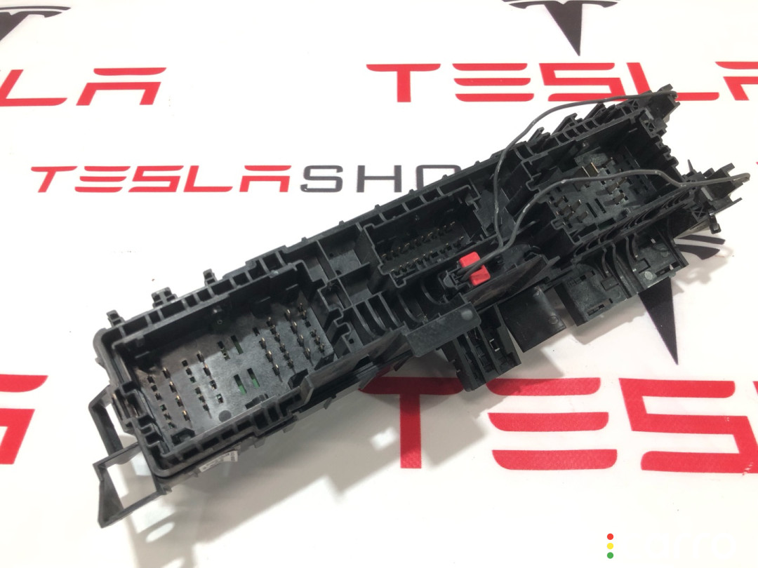 1094405-02-D Блок предохранителей передний Tesla Model X 2019г. - фото №3