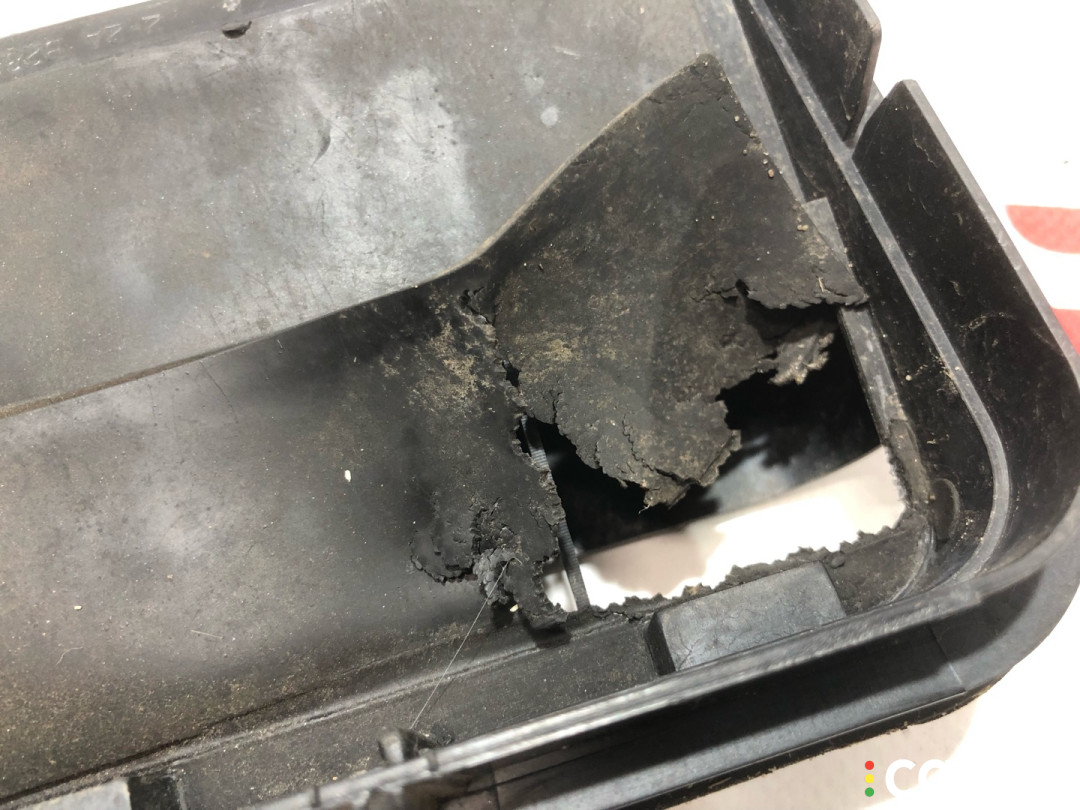 6007556, 1068034-00-C, 2F2A, B280B62 вентиляционный люк Tesla Model X 2019г. - фото №4