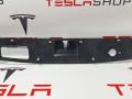1037897-00-E, 1037898-00-D Накладка крышки багажника Tesla Model X 2019г. - фото №2
