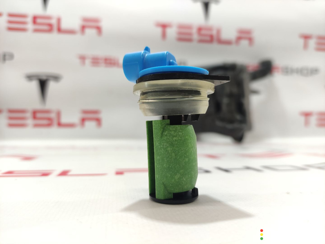 109085000F, 1139548-00-A, 1566397-00-B Датчик уровня омывающей жидкости Tesla Model S 2-й рест - фото №1