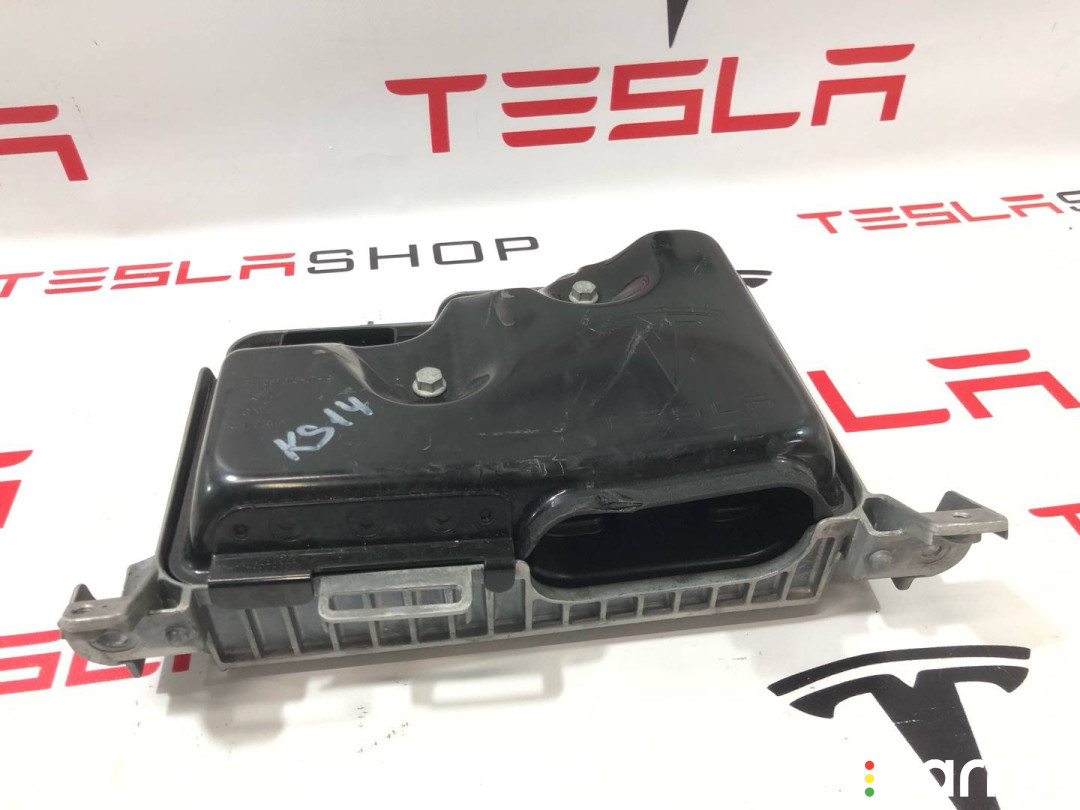 1497324-00-F, 1569303-00-A, 1583991-00-C блок управления BCM (бортовой сети) Tesla Model 3 2020г. - фото №1
