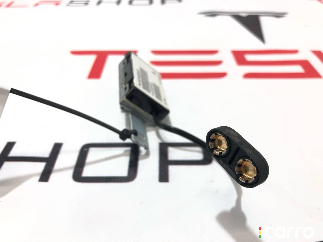 1004808-00-C усилитель антенны Tesla Model S - фото №1