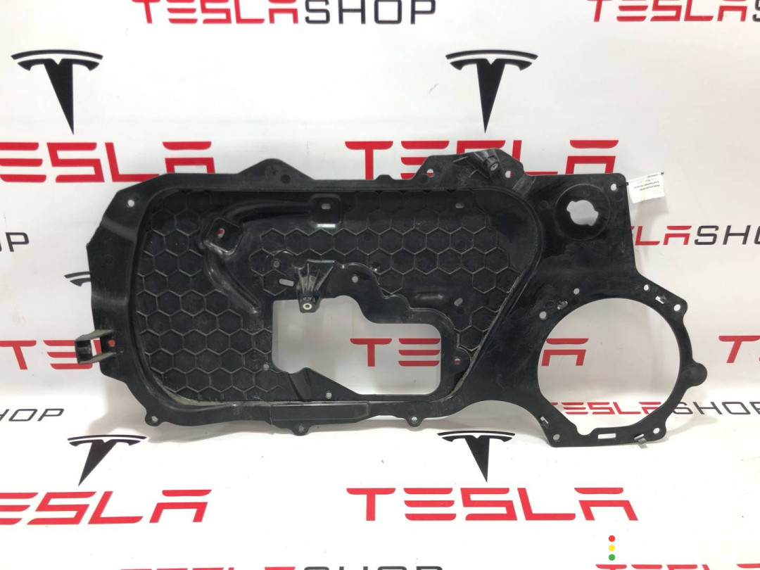 1092148-00-E Накладка двери внутренняя передняя левая Tesla Model 3 2019г. - фото №1