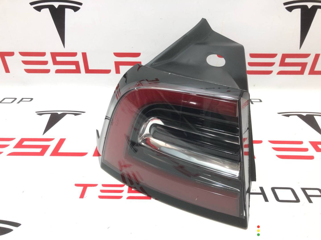 1077397-00-H фонарь задний левый Tesla Model 3 - фото №1