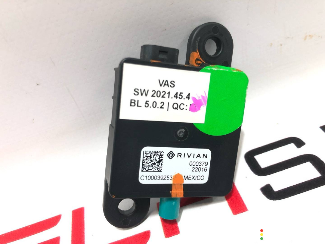 C100039253-F, PT00062899 антенна Rivian R1T 2022г. - фото №3