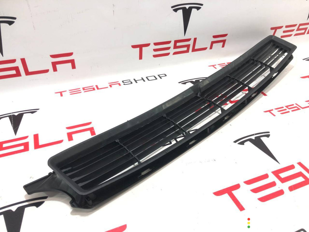 1047734-00-F Заглушка (решетка) в бампер нижняя Tesla Model X 2019г. - фото №1
