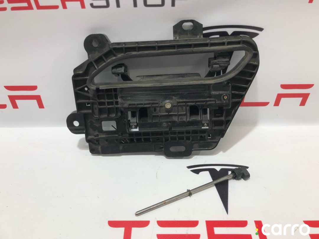 1071880-00-A, 1046121-00-E, 1100299-S0-A ручка наружная двери левой Tesla Model S - фото №1