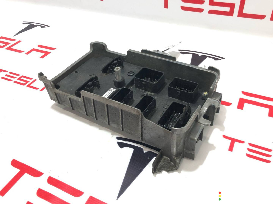 1562294-00-A, 1588948-00-A, 1585663-00-C блок управления BCM (бортовой сети) Tesla Model S 2-й рест 2021г. - фото №3