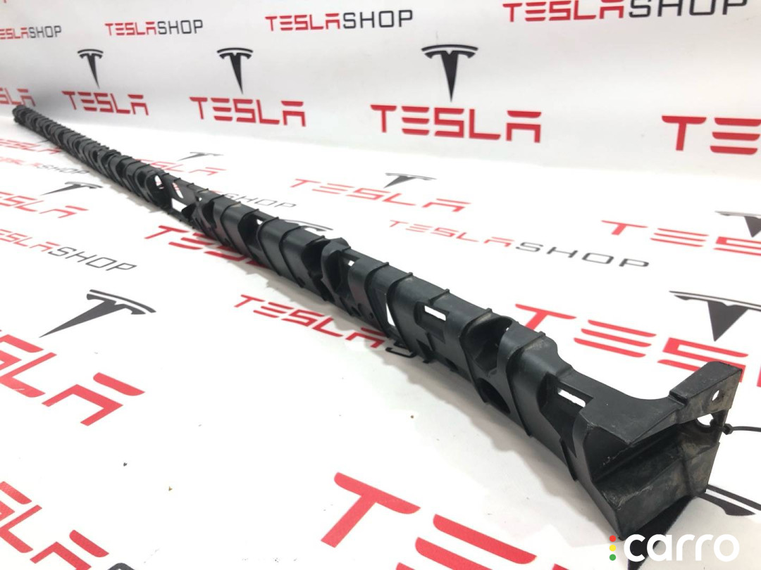 1046690-00-B Кронштейн накладки на порог левый Tesla Model X 2019г. - фото №1