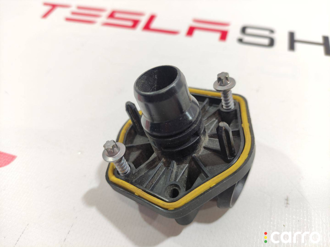 1090365-00-D, 1090365-00-E Штуцер Tesla Model 3 2019г. - фото №1