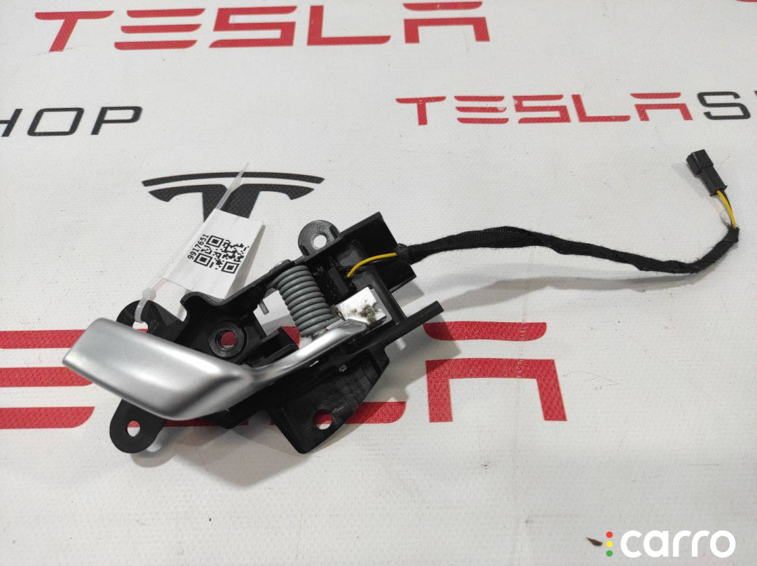 1008433-00-E, 1007940-00-G ручка внутренняя двери передней правой Tesla Model S 2015г. - фото №1