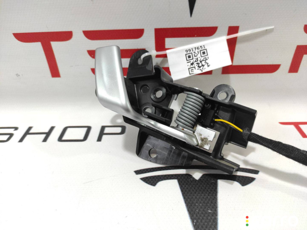 1008433-00-E, 1007940-00-G ручка внутренняя двери передней правой Tesla Model S 2015г. - фото №2