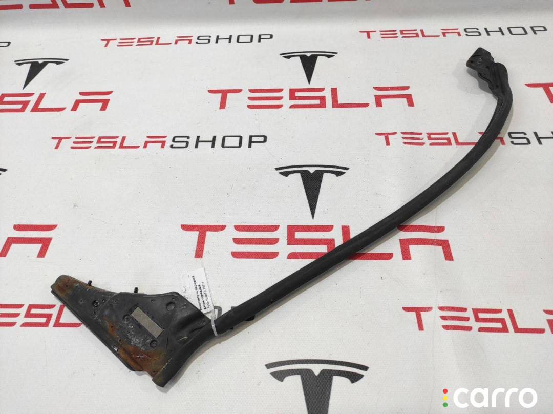 100542100D Уплотнитель передней двери Tesla Model S 2015г. - фото №2