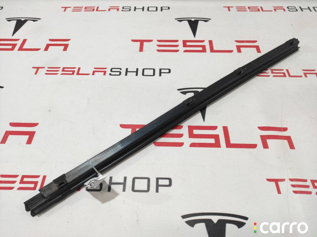 1038405-00-A уплотнитель передний левый Tesla Model S 2015г. - фото №1