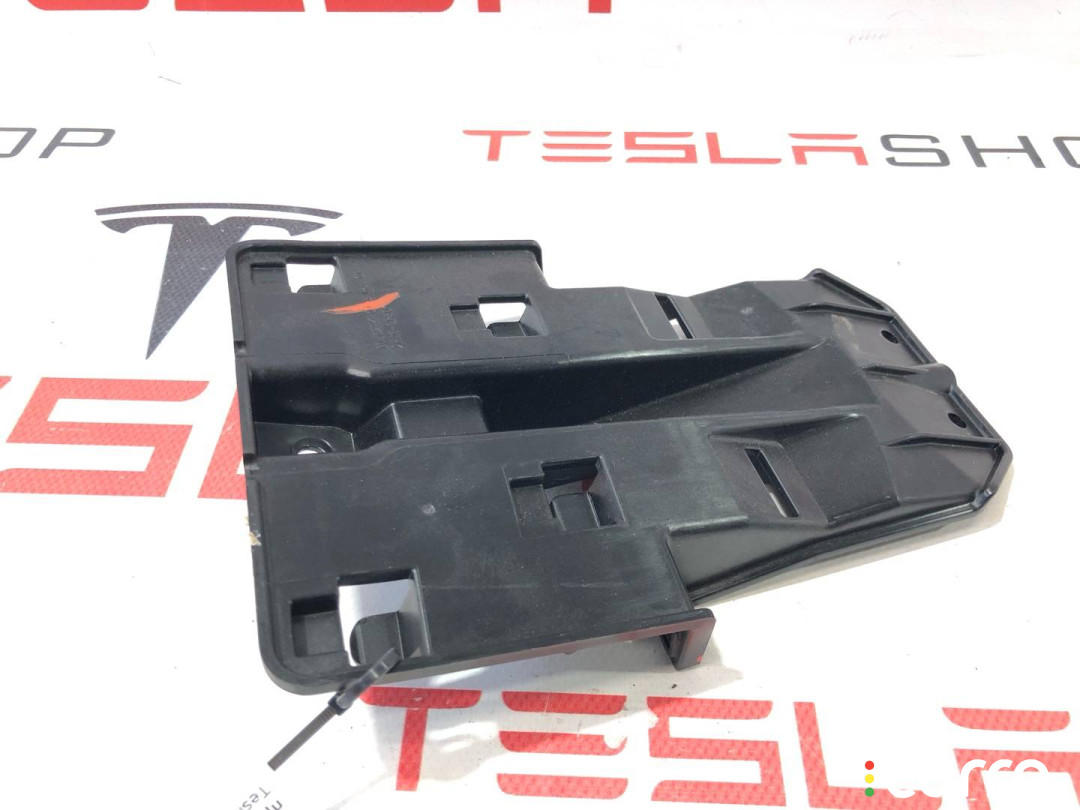 1056284-00-B Кронштейн Tesla Model X 2017г. - фото №1