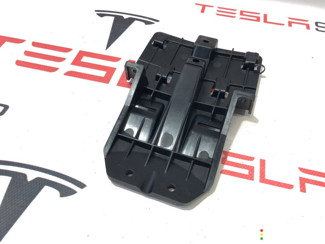 1056284-00-B Кронштейн Tesla Model X 2017г. - фото №3