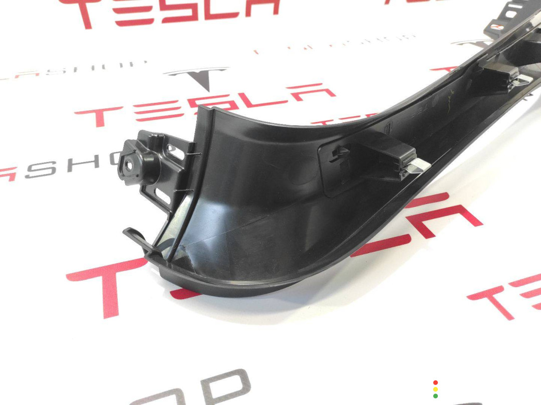 1037904-00-E Накладка крышки багажника Tesla Model X 2017г. - фото №4