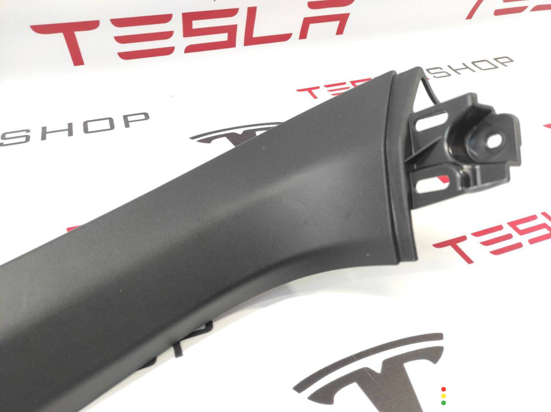1037902-00-E Накладка крышки багажника Tesla Model X 2017г. - фото №2
