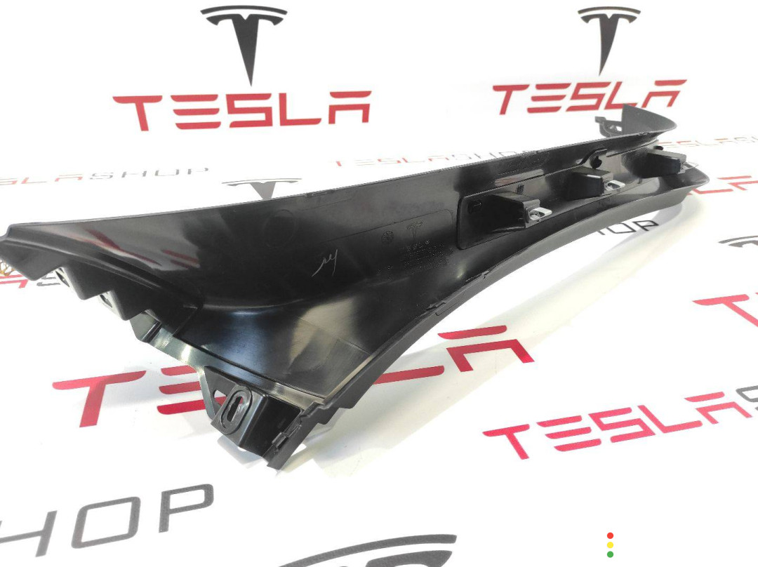1037902-00-E Накладка крышки багажника Tesla Model X 2017г. - фото №4
