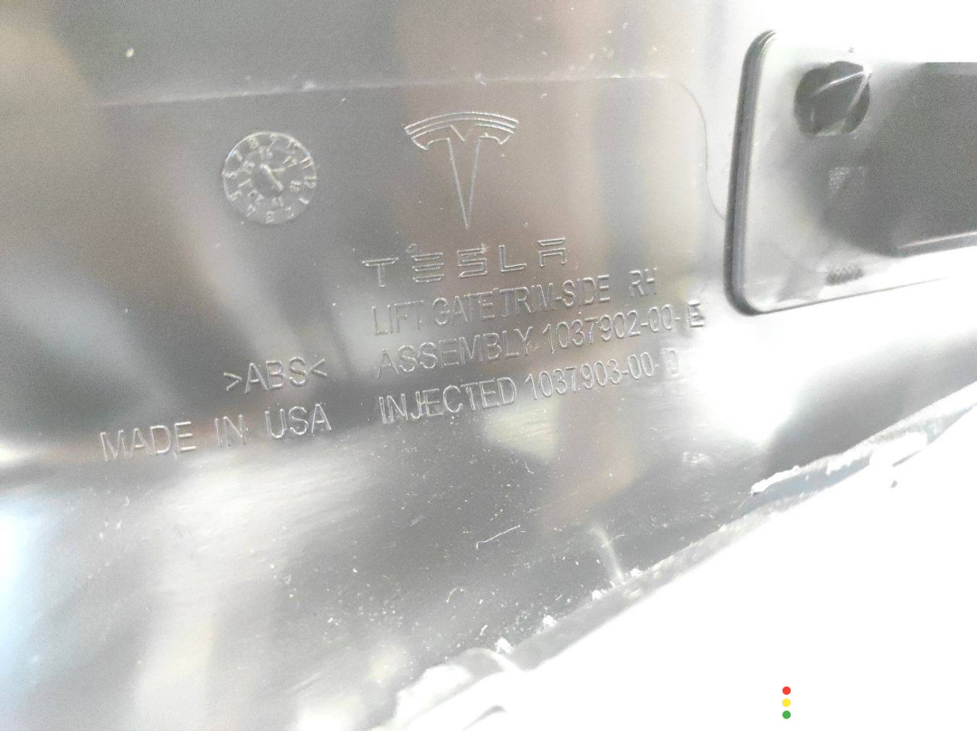 1037902-00-E Накладка крышки багажника Tesla Model X 2017г. - фото №6