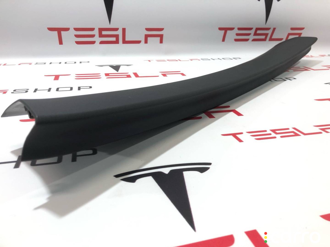 1037906-50-E, 1037906-00-E Накладка крышки багажника Tesla Model X 2017г. - фото №2