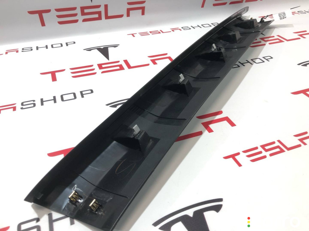1037906-50-E, 1037906-00-E Накладка крышки багажника Tesla Model X 2017г. - фото №3