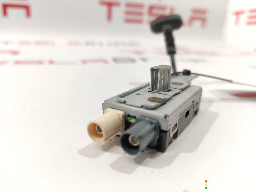 1063876-00-C усилитель антенны Tesla Model X - фото №3